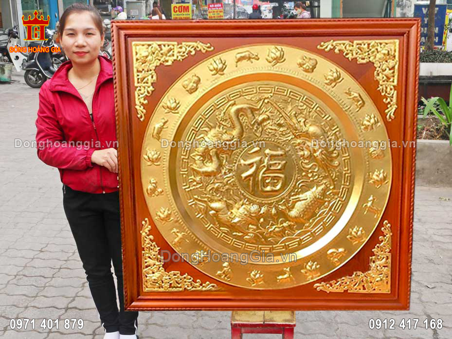 Từng đường nét trên bức tranh được chạm khắc tỉ mỉ và tinh xảo